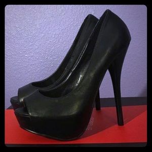 Black peeptoe pump